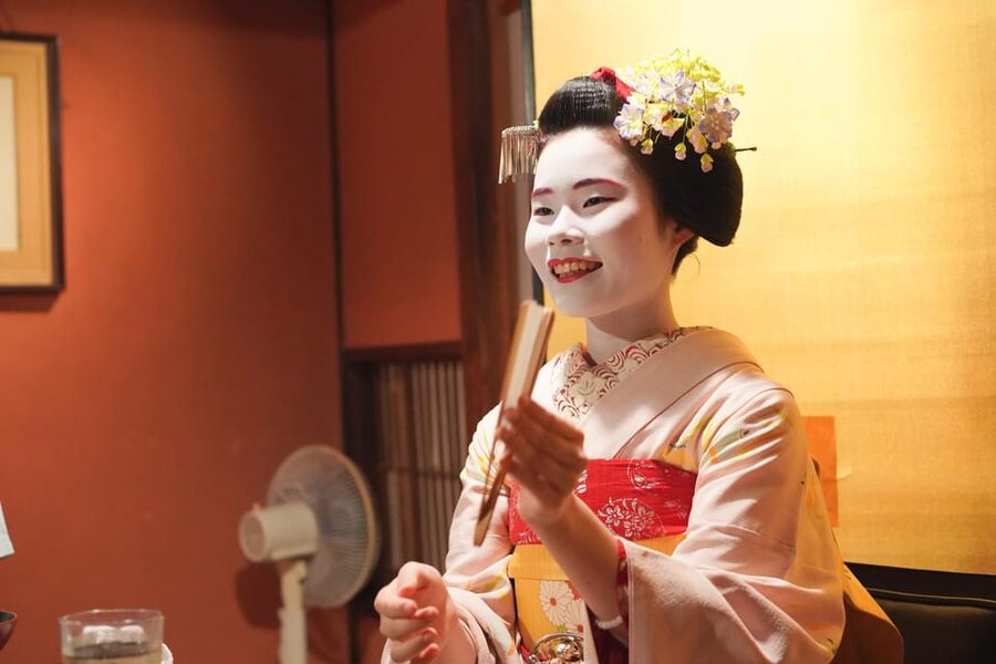 Kyoto: Maiko Dinner in Traditional Restaurant and Tour - A 100-year-old machiya sets the mood