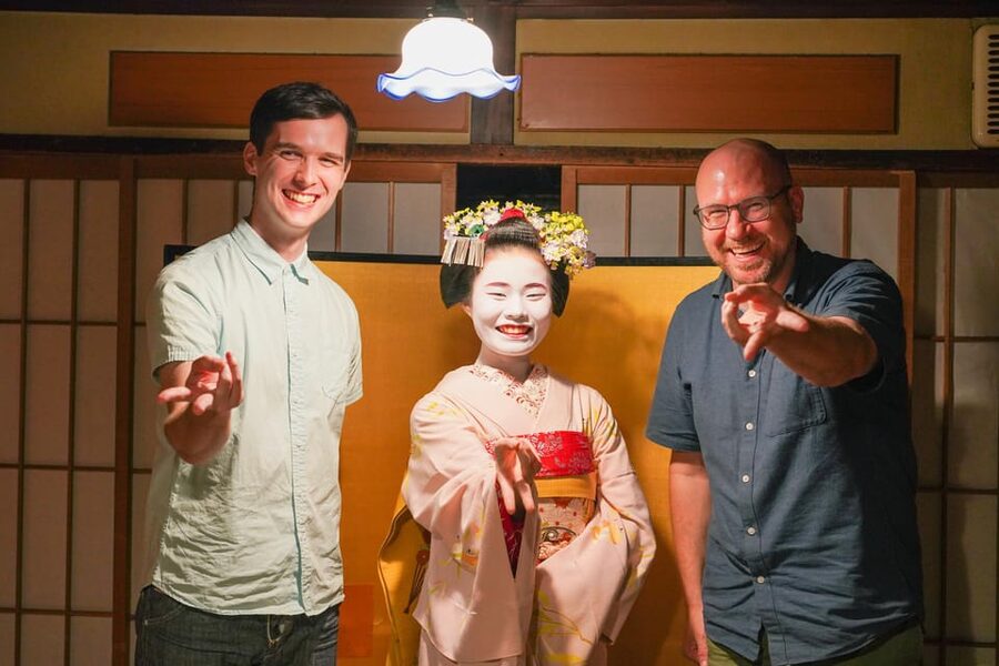 Kyoto: Maiko Dinner in Traditional Restaurant and Tour - Meeting the maiko during dinner