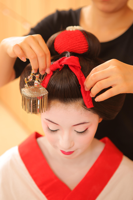 Kyoto: Maiko Makeover and Photoshoot Experience - Makeup, wigs, and the pale maiko look