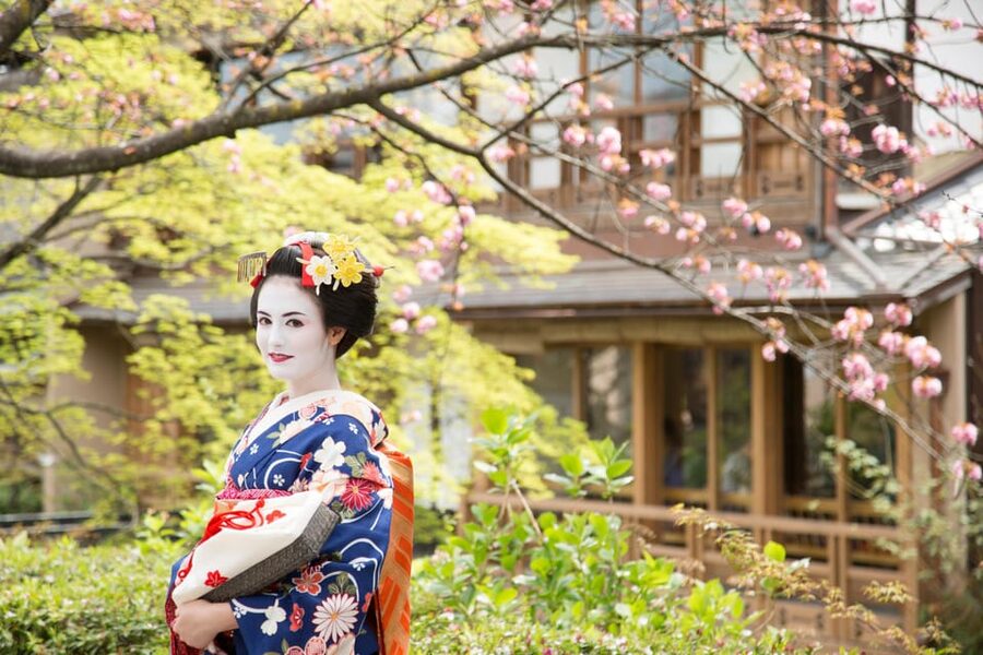 Kyoto: Maiko Makeover and Photoshoot Experience - Posing in the Japanese room