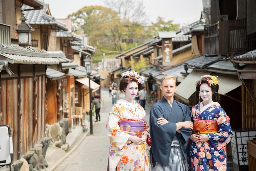 Kyoto: Maiko Makeover and Photoshoot Experience - The optional 30 or 60-minute stroll