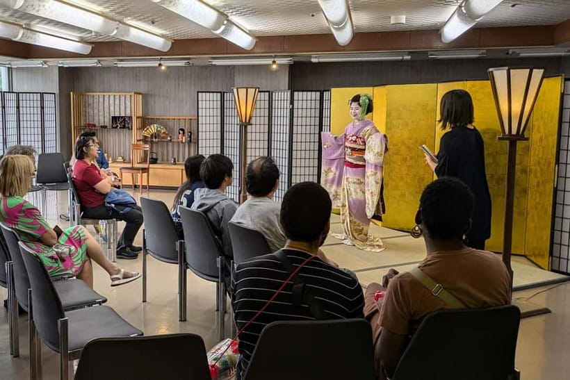 Kyoto: Meet-and-Greet, Maiko Show and Experience - Arriving at the Kyoto Handicraft Center
