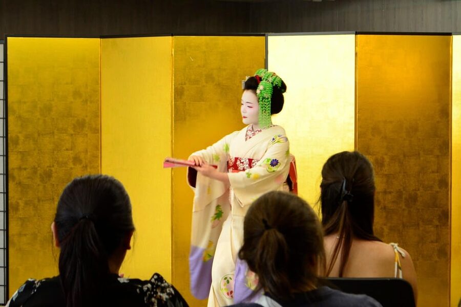 Kyoto: Meet-and-Greet, Maiko Show and Experience - The opening introduction and stage entrance