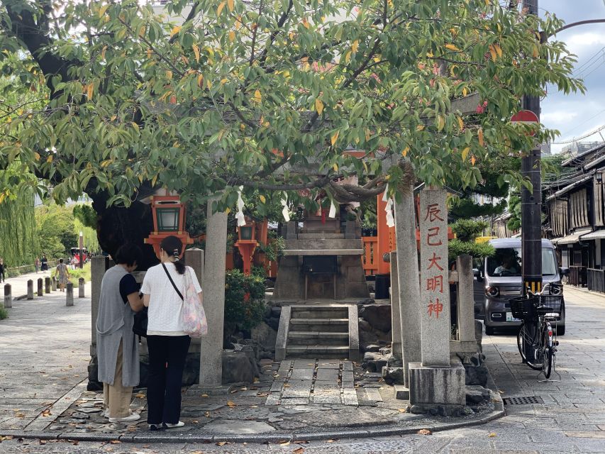 Kyoto: Meet the Geisha Maiko with Gion Walking Tour - Photos, video, and respectful behavior