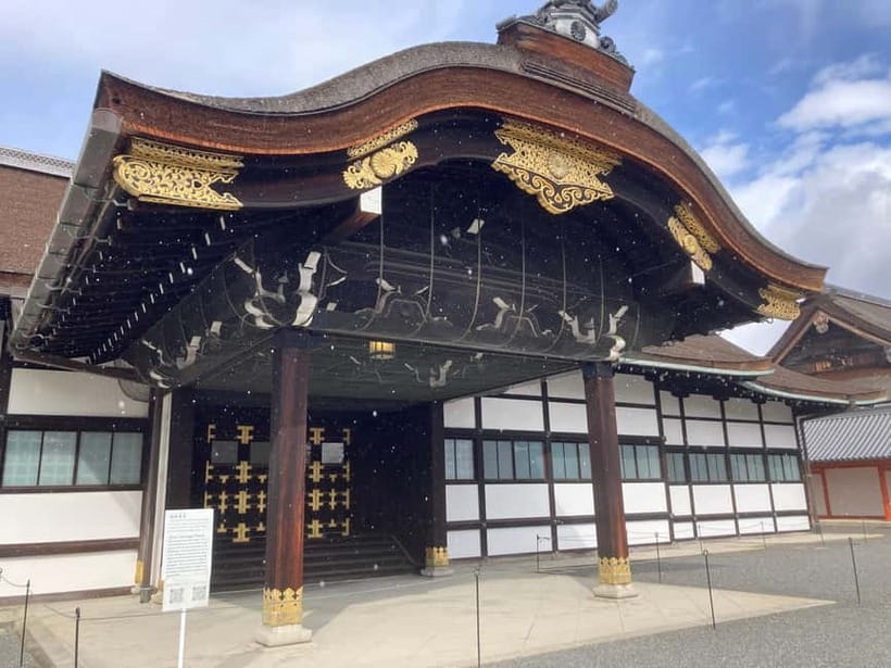 Kyoto: Nijo Castle and Kyoto Imperial Palace Guided Tour - The walk between the two landmarks
