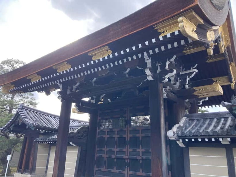 Kyoto: Nijo Castle and Kyoto Imperial Palace Guided Tour - Reading the political story behind the buildings