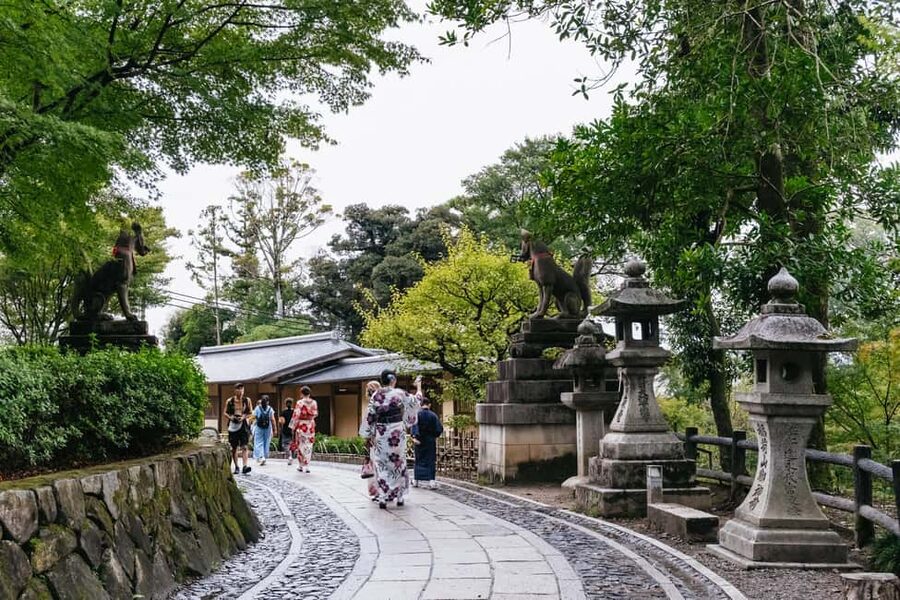 Kyoto: Nijo Castle, Kiyomizu & Fushimi Inari Guided Tour - Kiyomizu-dera, hillside views, and lunch time