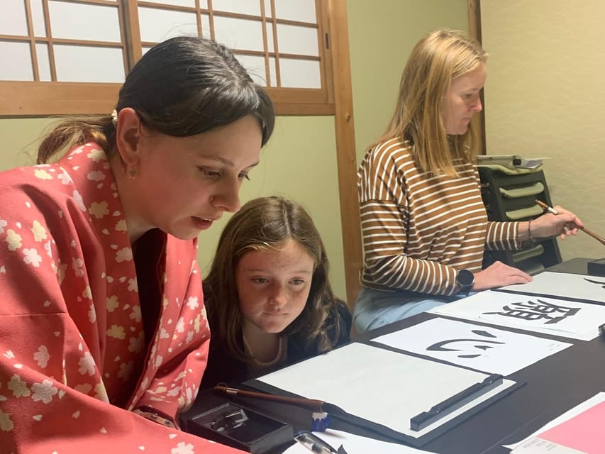 Kyoto Ninenzaka : Japanese Calligraphy Class in Townhouse - Seasonal themes give the writing meaning