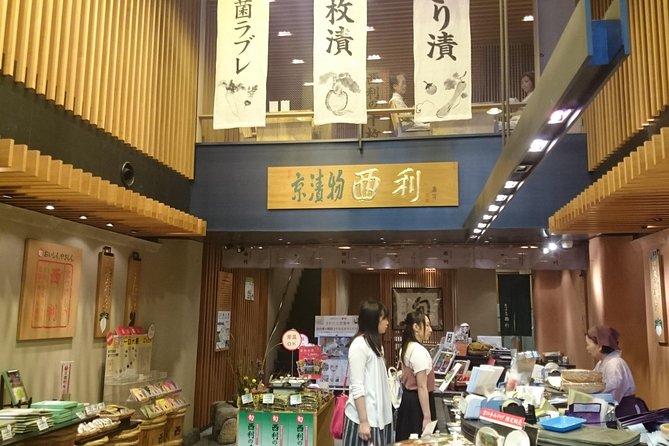 Kyoto Nishiki Market Food and Culture Walking Tour - A small temple at Takoyakushido Eifukuji