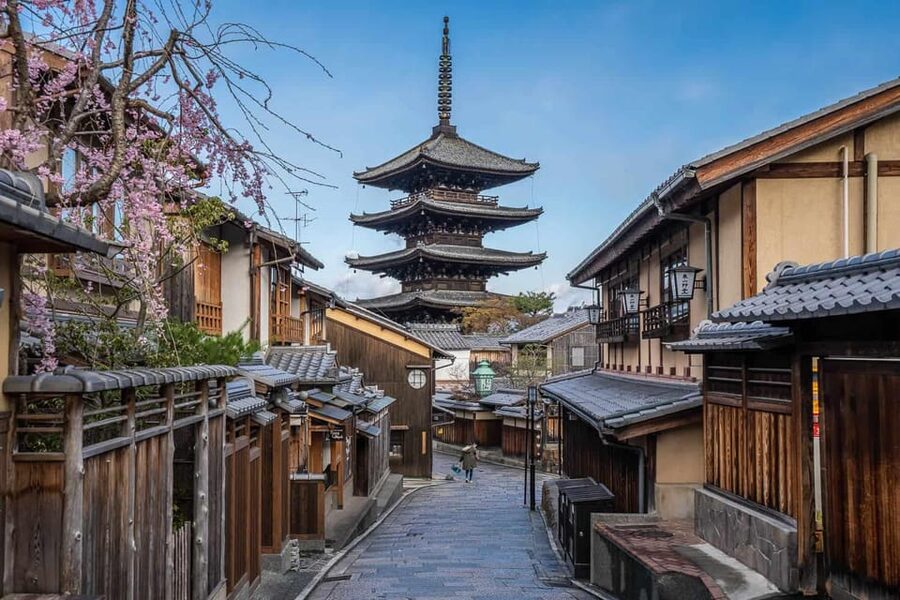 Kyoto: Private Highlights Tour with Guide and Luxury Vehicle - The guide can make or break the long day