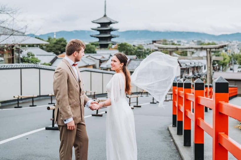 Kyoto: Private Photoshoot Service - The photographer’s biggest strength: making awkward poses work