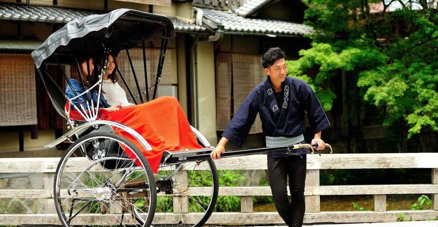 Kyoto: Private Rickshaw Tour of Gion and Higashiyama Area - Why a rickshaw works so well in Higashiyama
