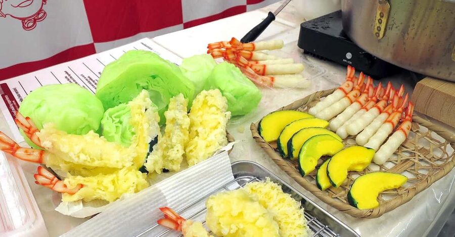 Kyoto: Replica food making experience - Finding the studio near the giant crab sign