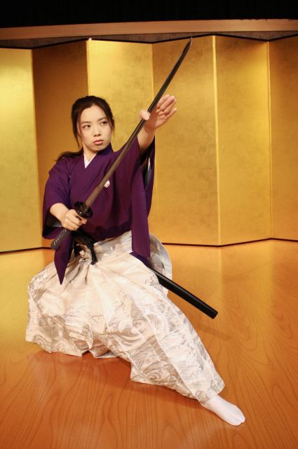Kyoto: Samurai Kenbu Traditional Sword Dancing Show - Photos, shoes, and other practical details