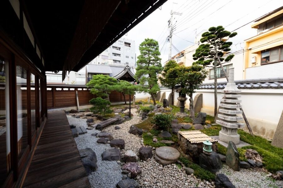 Kyoto: Tea Ceremony Ju-An at Jotokuji Temple - Removing your shoes and entering the Grand Tearoom