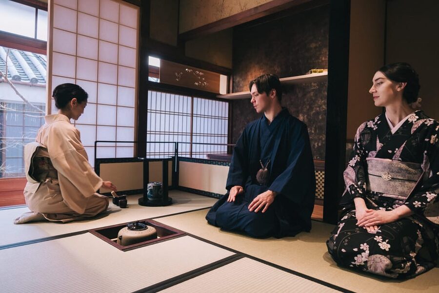 Kyoto: Tea Ceremony with Kimono and Photoshoot - Choosing a kimono and getting dressed