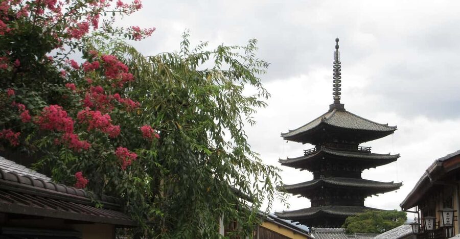 KYOTO: Tempio Kiyomizu Pagode Gion “Geisya” (Guida Italiana) - Passing Kyoto Minami-za and finishing in Pontocho
