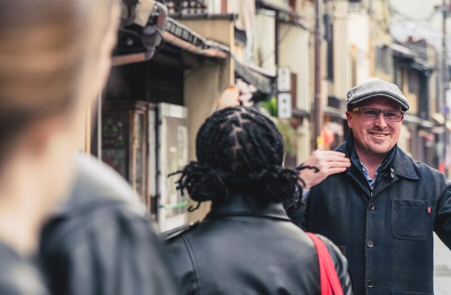 Kyoto: The Geisha Districts of Kyoto Walking Tour - Walking through four hanamachi