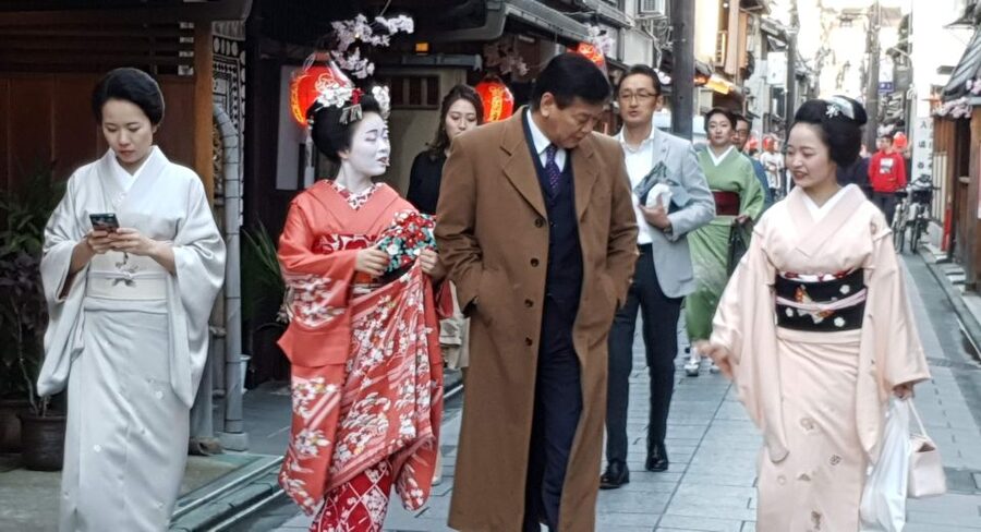 Kyoto: The Geisha Districts of Kyoto Walking Tour - Ninenzaka brings you into postcard Kyoto