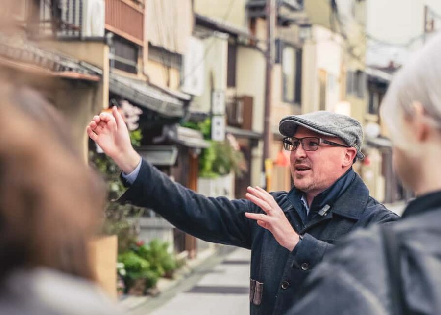 Kyoto: The Geisha Districts of Kyoto Walking Tour - What the guides add