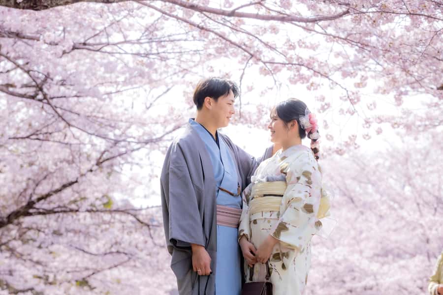 Kyoto: Traditional Kimono Rental - Choosing a kimono at a historic Kyoto shop