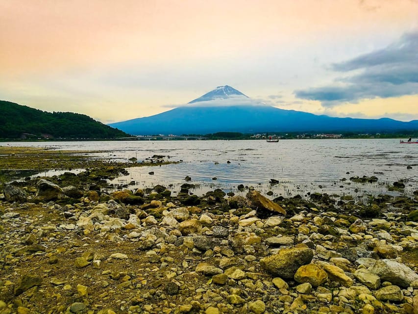 Mount Fuji Full-Day Private Sightseeing Tour with Guide - Chureito Pagoda and the classic Fuji photograph