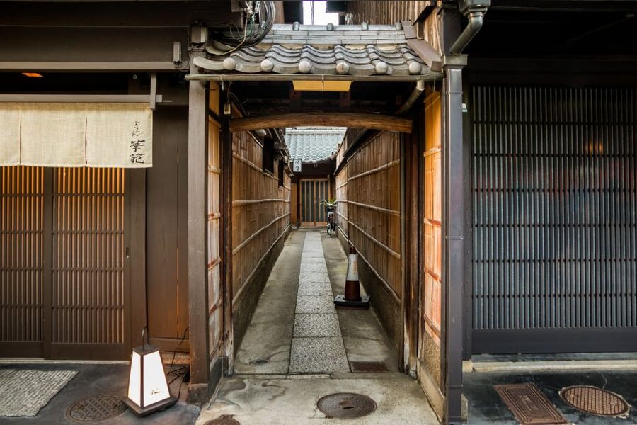 Night Walk in Gion: Kyoto's Geisha District - Should you book the Gion night walk?