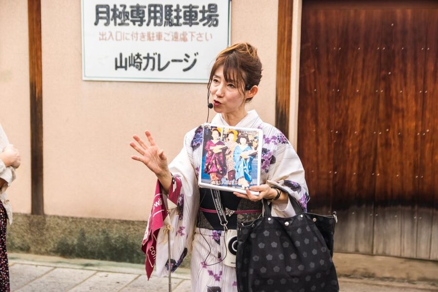 Night Walk in Gion: Kyoto's Geisha District - Learning what geiko and maiko really do