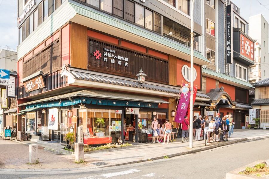 Night Walk in Gion: Kyoto's Geisha District - Who should book this Gion night walk
