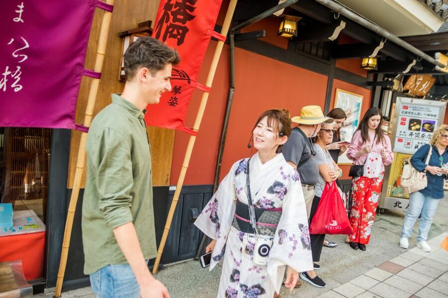 Night Walk in Gion: Kyoto's Geisha District - Walking the classic streets after sunset