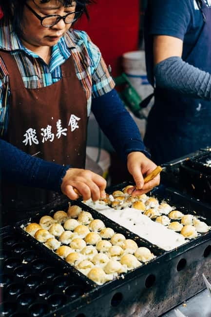 Osaka: Food Tour Kuromon Market & Dotonbori with Guide - Kuromon Market and Osaka’s first bites