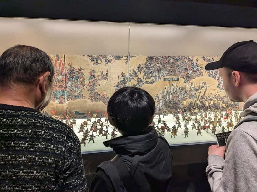 Osaka: Osaka Castle Guided Tour with Local Guide - Reading the massive stone walls