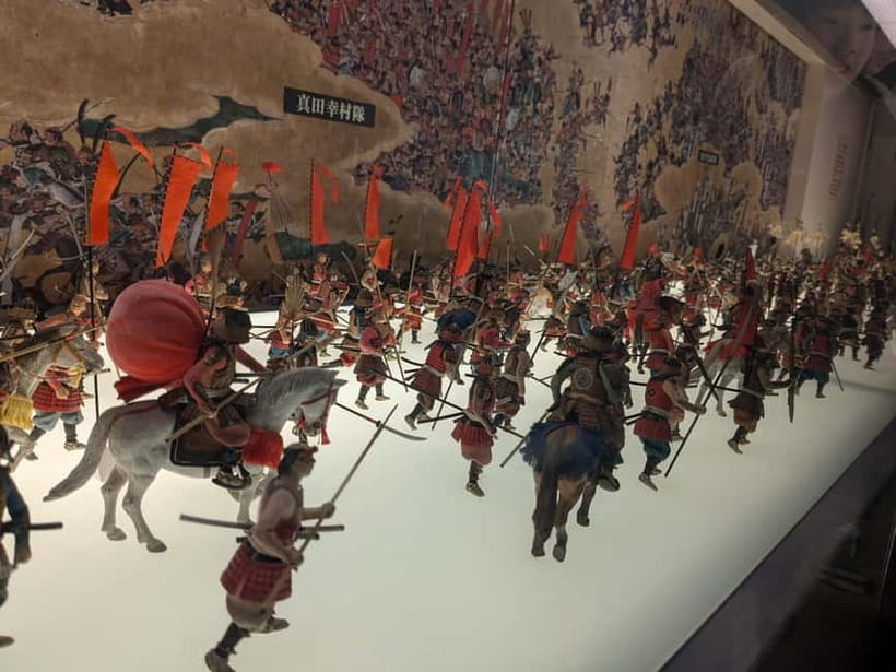 Osaka: Osaka Castle Guided Tour with Local Guide - A small group that can follow your interests