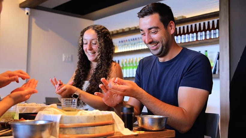 Osaka: Roll and Authentic Sushi Making Class in Dotonbori - Why this class works well in Osaka