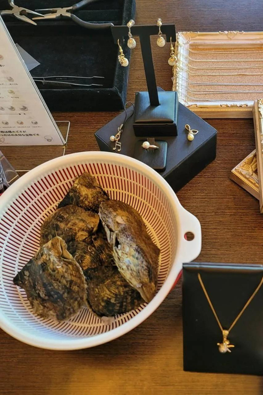 Osaka Shinsaibashi Pearl extraction experience - What the staff and language setup are like