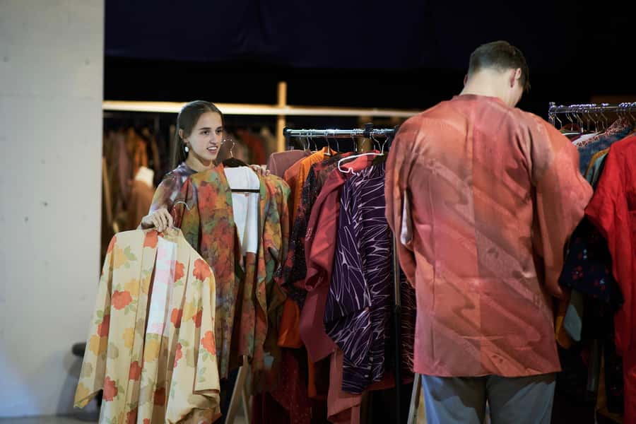 Osaka: Sumo Show & Experience w/ Optional Kimono & Hot Pot - Photos with the rikishi after the show