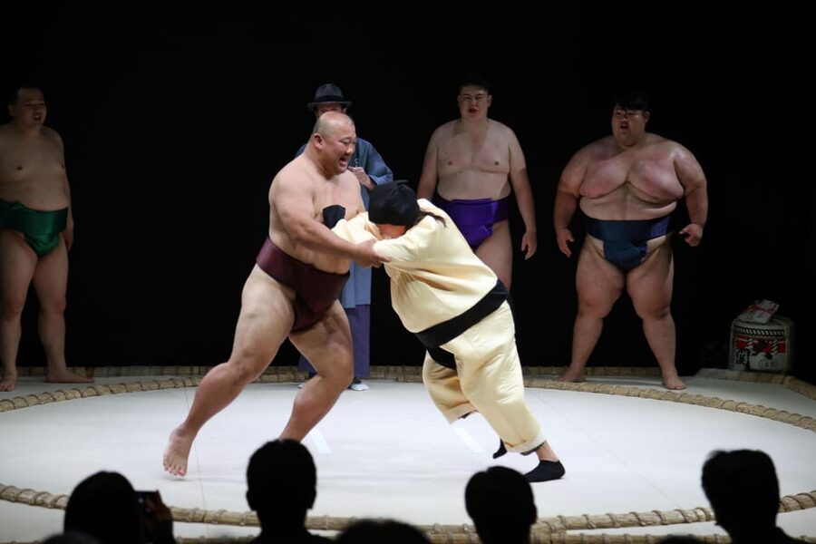 Osaka: Sumo Stage Show with Bento or Snack + Fight & Photo - Your photo with the wrestlers