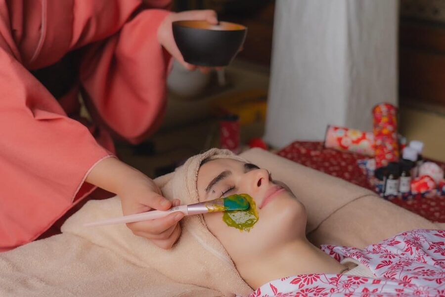 Osaka Temple Head Spa &Matcha Facial – Refresh & Glow〈90min〉 - The foot bath in front of the Buddha