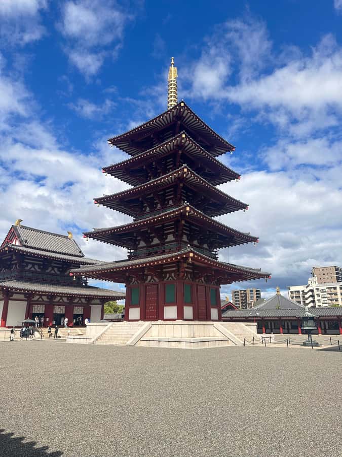Osaka: Visit the must-see places. - Osaka Castle and the story of Toyotomi Hideyoshi