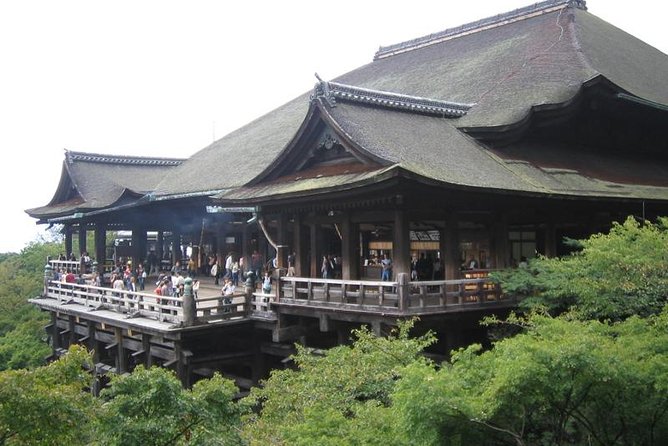 Sagano Romantic Train & Arashiyama, Kiyomizudera, Fushimi Inari Taisha Day Tour - Lunch choices and eating during a packed day