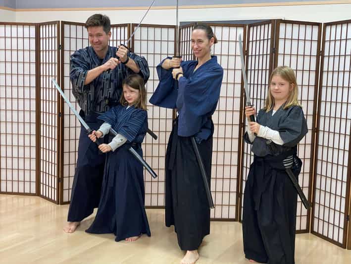 SAMURAI EXPERIENCE in Tokyo（Harajuku）【SAMURAI've】 - Putting on the kitsuke kimono