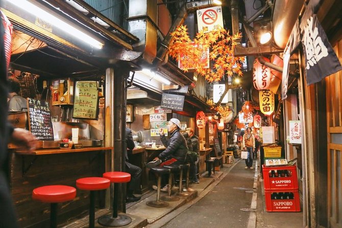 Shinjuku: Golden Gai Food Tour - Yakitori and the pleasure of small local stops