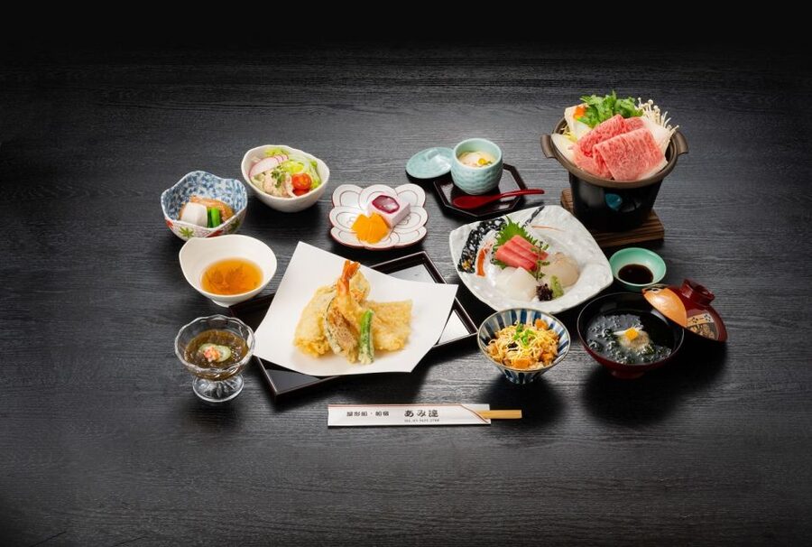 Sumida River: Japanese Traditional Yakatabune Dinner Cruise - Seating, lighting, and the small tradeoffs