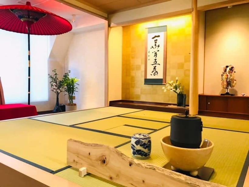 Tea ceremony experience in Japanese-style room 60min - Choosing a Sweet and Matcha Bowl