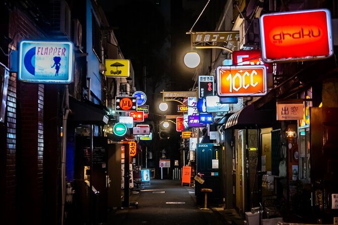 The Dark Side of Tokyo - Night Walking Tour Shinjuku Kabukicho - Omoide Yokocho and the art of the narrow alley