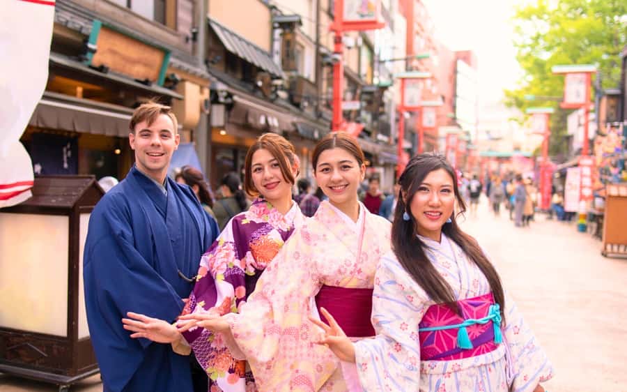 Tokyo: Asakusa Kimono Rental Experience - Walking from the shop to Sensoji Temple