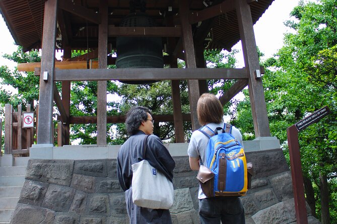 Tokyo: Asakusa Walking Tour with Japanese Comedian - Kaminarimon Gate and the first great photo stop