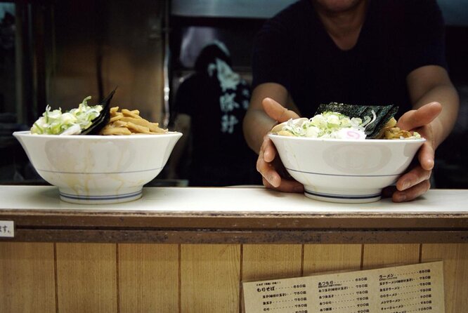 Tokyo Bar Hopping Tour in Shinjuku (All-You-Can-Drink + Dinner) - Why Shinjuku nightlife is easier with a local host