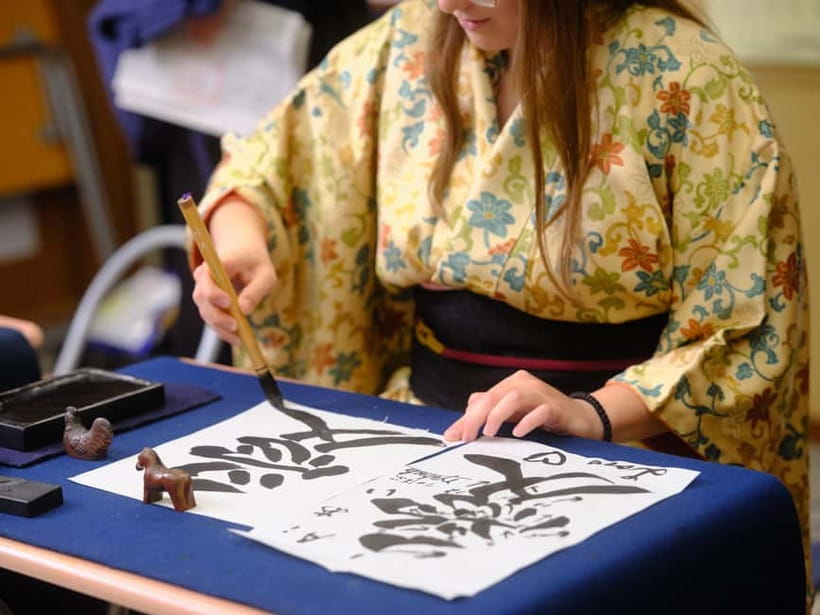 Tokyo: Calligraphy Experience with yukata or Samue - Language support and teaching style
