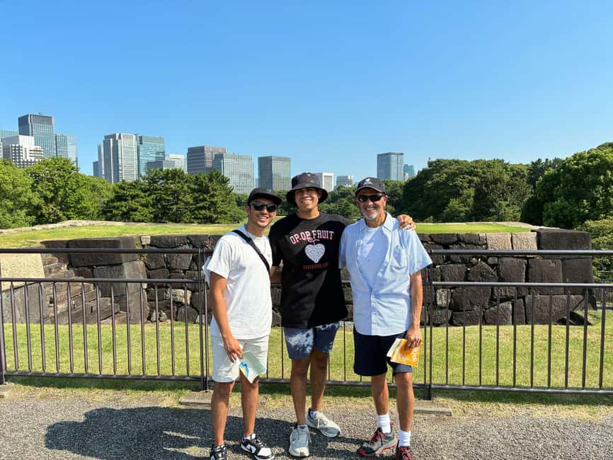 Tokyo: Edo Castle Ruins & Imperial Palace East Garden Tour - Ninomaru Garden and its koi pond